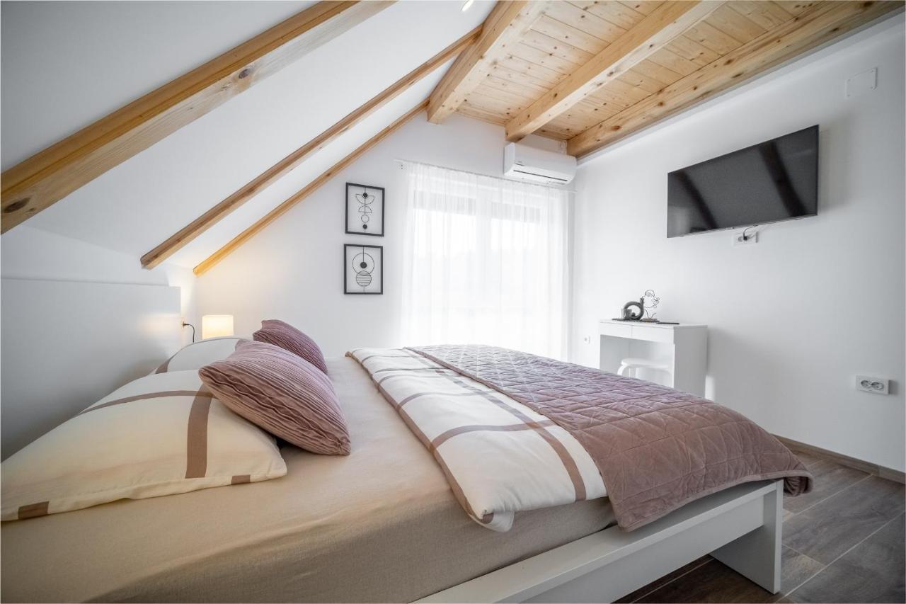 Villa Nesa - Beautiful Guest House At Continental Croatia With Outdoor Swimming Pool, Sauna And 3 Bedrooms Plaški 외부 사진
